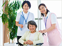 おばあさんが介護職員と笑顔で微笑む介護職の求人イメージ