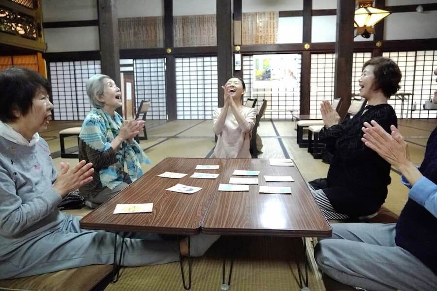 地域のお寺での声ヨガ教室の様子。多くの方々に試作品で遊んでいただき、意見を取り入れることで改良を重ねていった