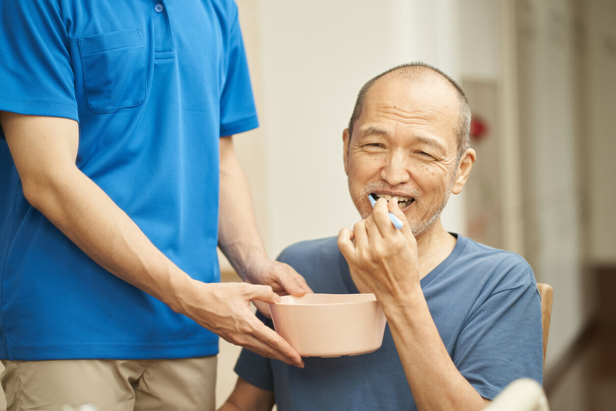 歯を磨く男性