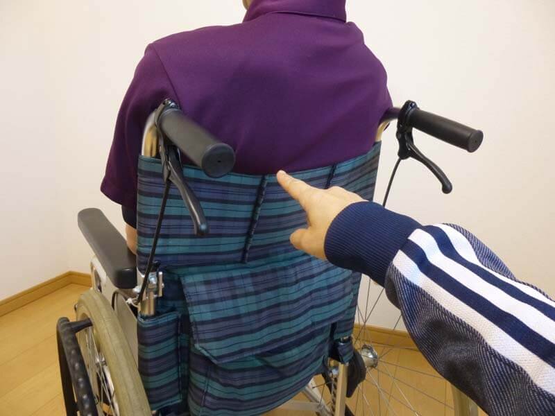 腰のサポートを設置する