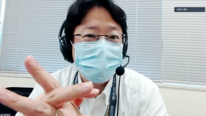 身を乗り出す男性医師