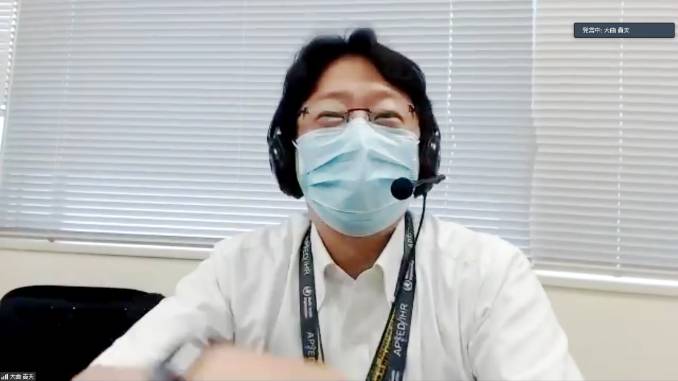 マスクで笑顔の男性医師