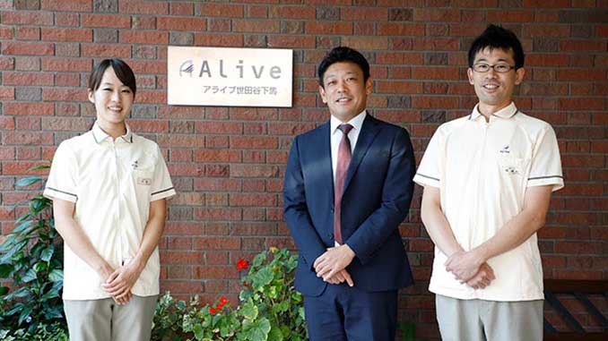 （写真左から）介護リーダー平野さん、ホーム長 高井 洋さん、介護リーダー飛鋪さん