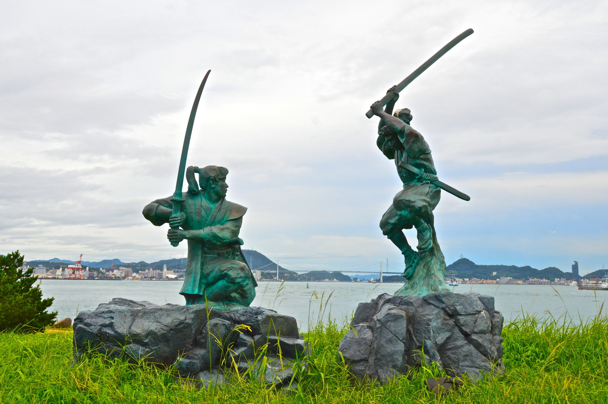 山口・巌流島の武蔵小次郎決闘像.jpg