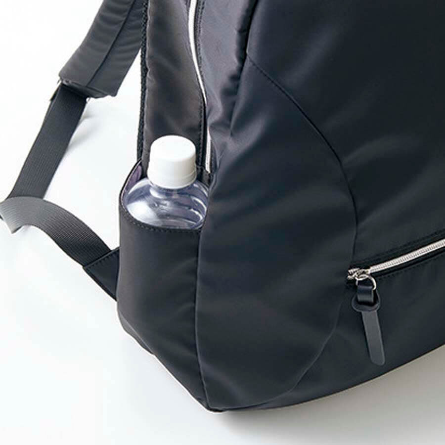 脇ポケットは、ペットボトルや折り畳み傘を入れるのに便利です。