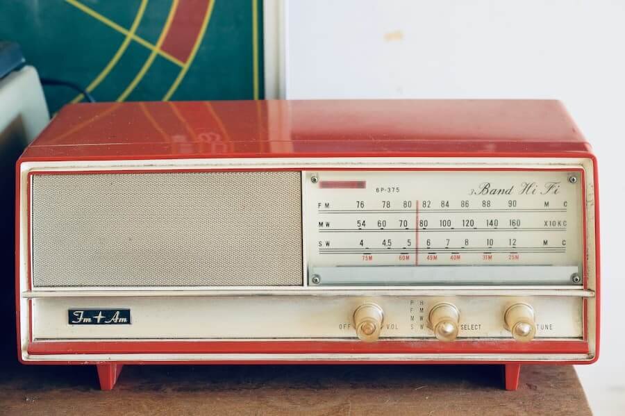 古いラジオ（赤色）.jpg