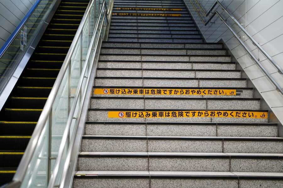 東京駅・新幹線・階段とエスカレーター.jpg