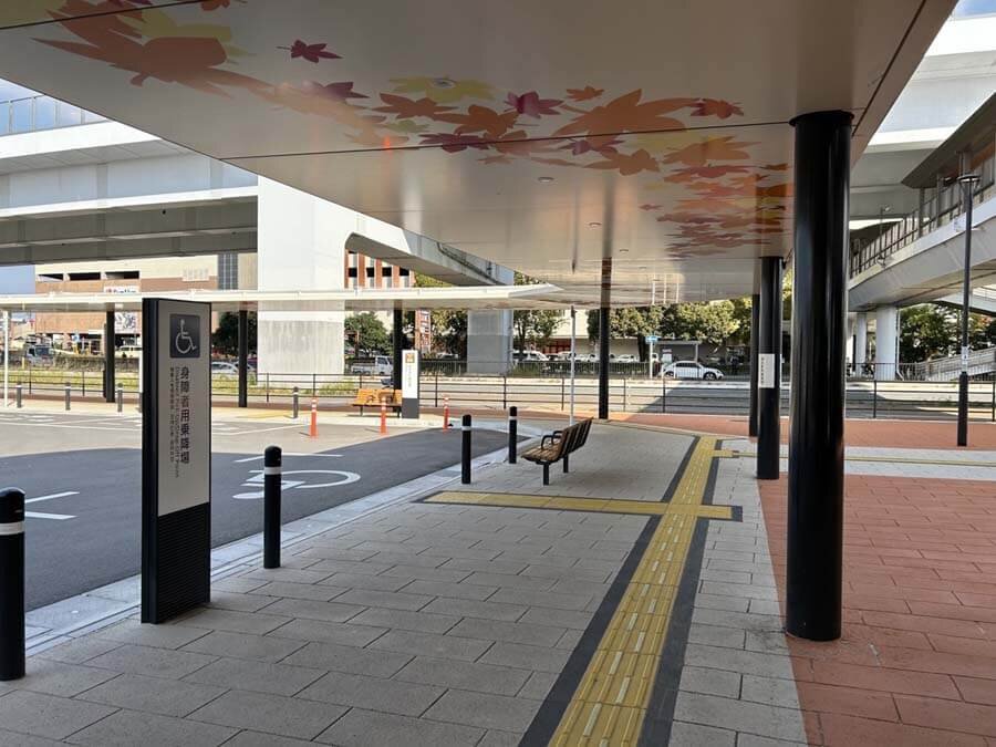 「認知症の人にもやさしいデザイン」が日本で初めて屋外に取り入れられた福岡市市営地下鉄・橋本駅駅前広場