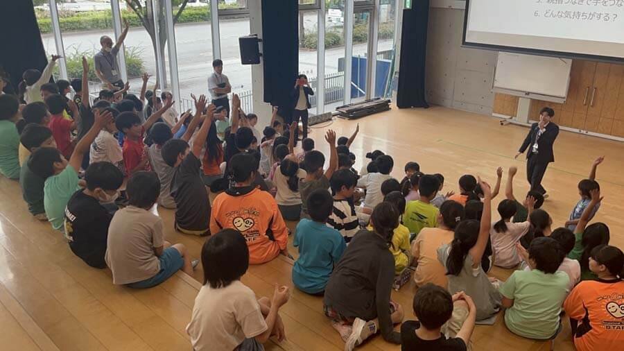 市内の小学校で開催されたユマニチュード講座の様子