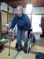 画像4：杖を使って立ち上がるT田さんのお父さん