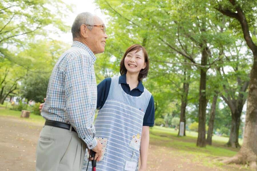 介護士と老人