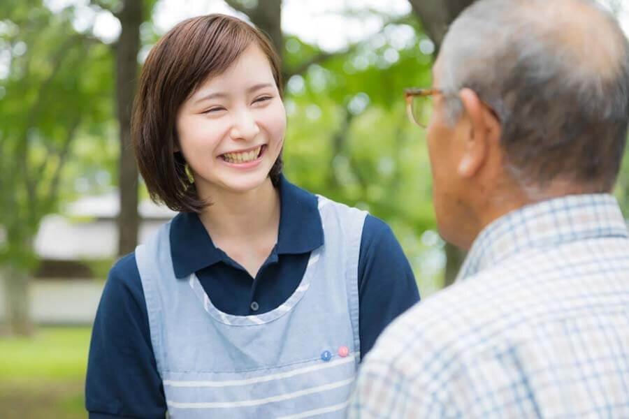 介護士と老人