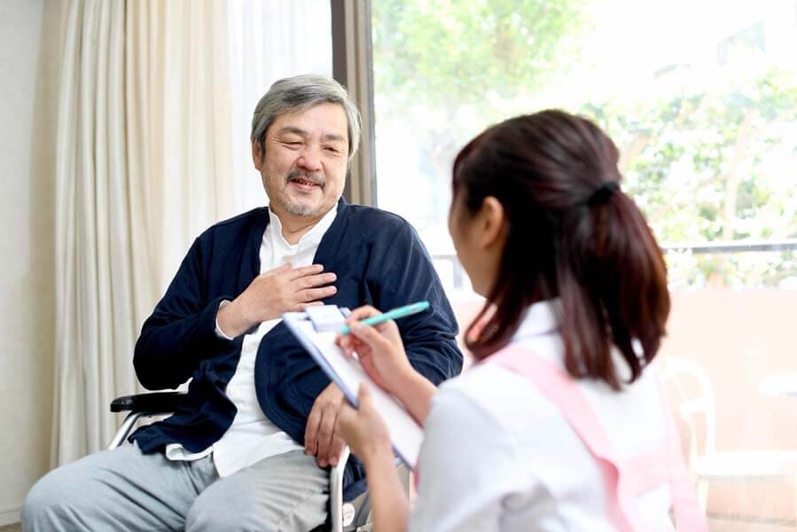 介護士と老人