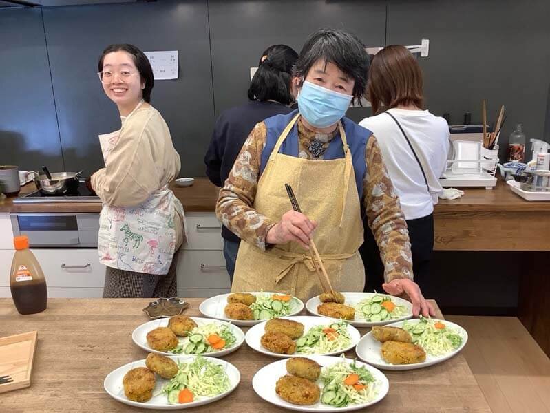 お昼ご飯にコロッケを作る利用者さん