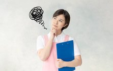 悩む女性