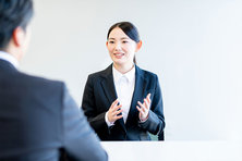 面接をする女性介護士