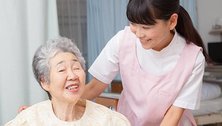 腰痛に悩む女性介護士