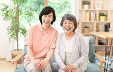 50代の笑顔の女性介護士
