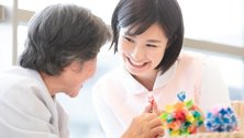 介護職のやりがい・魅力は?活躍できる施設の特徴やキャリアプランも