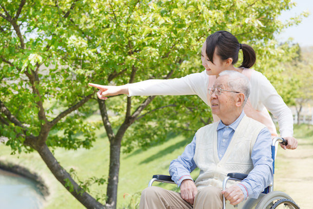 介護福祉士の平均年収はいくら？待遇改善に向けた制度も紹介