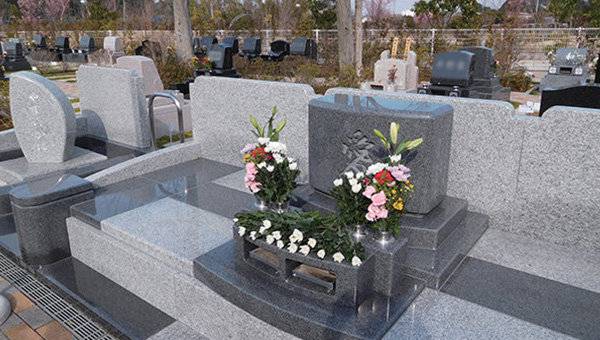 花が供えられたエデンの園 共同墓苑